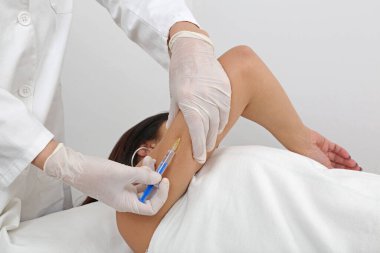 Güzellik Kliniğinde Silah Doldurma Tedavisi Olan Kadın