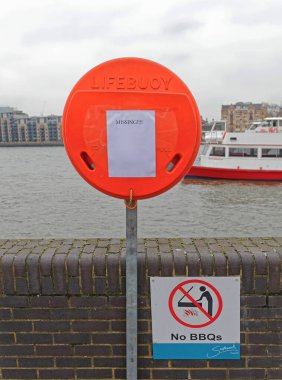 Londra, Birleşik Krallık - 25 Ocak 2013: Lifebuoy Güvenlik Cihazı Thames Nehri Kıyısı Soğuk Kış Günü 'nde Kayıp Mesaj Blanka Kağıdı.