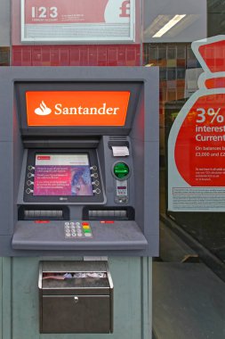 Londra, Birleşik Krallık - 19 Ocak 2013: Otomatik Teller Makinesi Santander Bank ATM ATM 'leri Londra, İngiltere' deki Shop Window 'da para çekiyor.