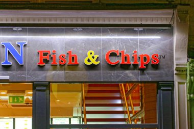 Londra, Birleşik Krallık - 24 Kasım 2013: Ünlü Balık ve Cips Geleneksel İngiliz fast food restoranında 3d İmza.