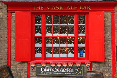 Londra, Birleşik Krallık - 20 Kasım 2013: Thames River South Bank 'taki The Anchor Riverside Pub Cask Ale Crafty Cokney Bar Tabelasında Kar Dekorlu Kırmızı Pencere.