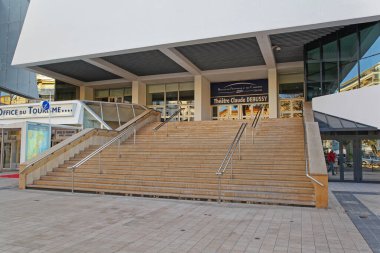 Cannes, Fransa - 20 Ocak 2012: Claude Debussy Tiyatro Merdiveni Festival Sarayı ve Turizm Bürosu.