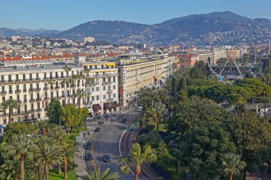 Nice, Fransa - 20 Ocak 2012 Verdun Bulvarı ve Şehir Parkı Jardin Albert Birinci Şehir Manzarası.