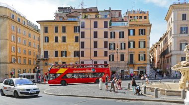 Roma, İtalya - 29 Haziran 2014: Barberini Meydanı Yaz Gezisi Büyük Kırmızı Şehir Gezisi Otobüsü.