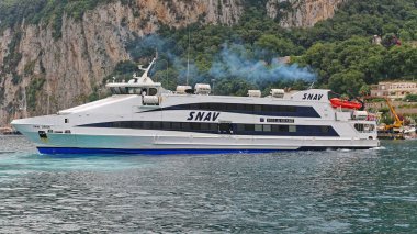 Capri, İtalya - 26 Haziran 2014: Hızlı Tekne Snav Port Marina Grande 'de Ada Yaz Günü.