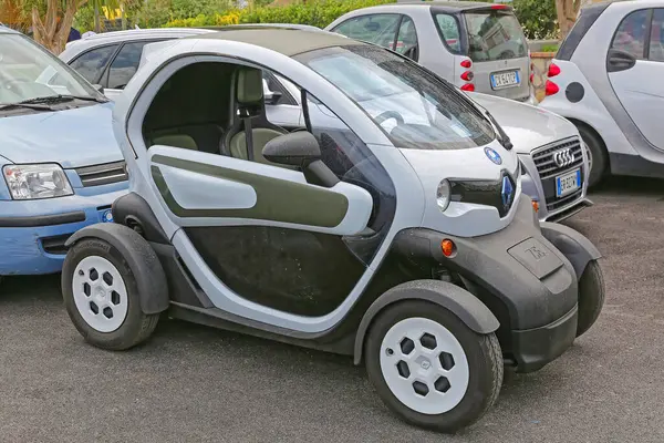 Capri, İtalya - 26 Haziran 2014: Ultra Compact Küçük Elektrikli Araba Renault Twizy Ada Otoparkında.