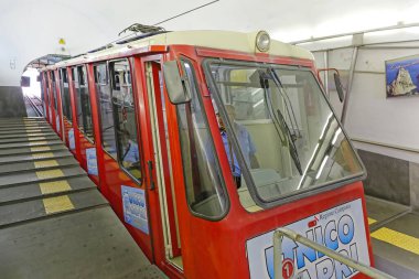 Capri, İtalya - 26 Haziran 2014: Temel Tren İstasyonu Ada Seyahati Toplu Taşımacılığı.