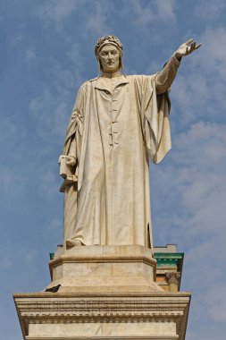 Napoli, İtalya - 25 Haziran 2014: Şehir Merkezinde Dante Alighieri Anıtı Tarihi Simgesi.