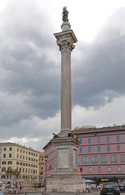 Roma, İtalya - 30 Haziran 2014: Başkent Bulutlu Yaz Gününde Maggiore Meydanı 'nda Barış Sütunları.