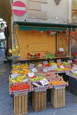 Sorrento, İtalya - 26 Haziran 2014: Kasabadaki Corner Market 'te Taze Meyve ve Sebzeler.