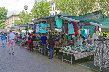 Roma, İtalya - 30 Haziran 2014: Capital City 'de Ucuz Giysilerle Sokak Piyasası Sallanıyor.