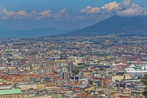 2014年6月21日 意大利那不勒斯 市中心和地中海那不勒斯港的空中景观 — 图库照片