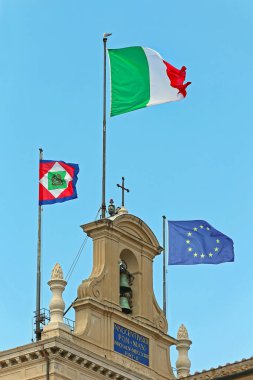 Roma, İtalya - 30 Haziran 2014: İtalya ve AB 'nin Bayrakları Quirinal Sarayı' nda İtalyan Cumhuriyeti Cumhurbaşkanının Başkentteki Resmi Konutunda.