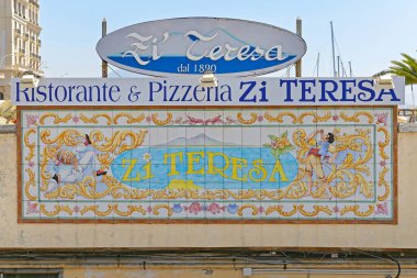 Napoli, İtalya - 22 Haziran 2014: Passaggio Castel dell Ovo 'da 1890' dan beri Restoran ve Pizzacı Zi Teresa.