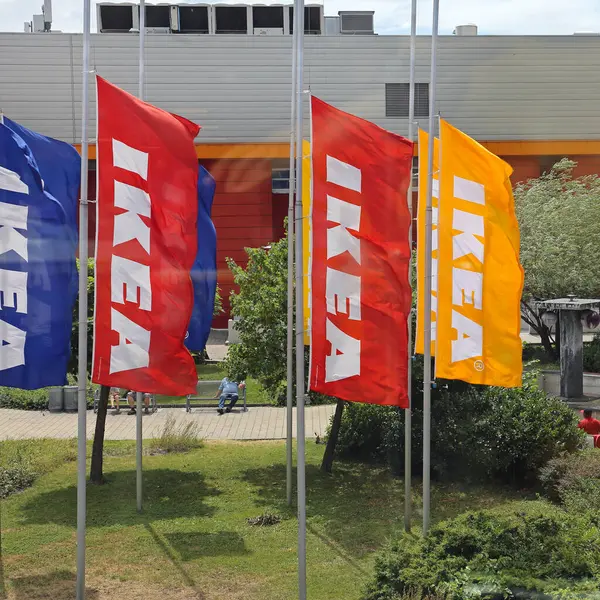 Budapeste Hungria Julho 2015 Bandeiras Vento Fortes Coloridas Móveis Ikea Imagem De Stock