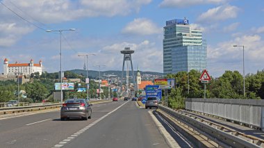 Bratislava, Slovakya - 10 Temmuz 2015: Castle ve SNP Pylon Bridgeand O2 Ofis Gökdelen İnşaat Yaz Günü.