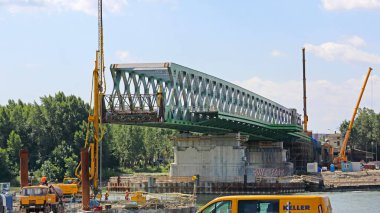 Bratislava, Slovakya - 10 Temmuz 2015: Tuna Nehri üzerindeki Yeni Çelik Köprü İnşaat Alanı Başkent Yaz Günü.