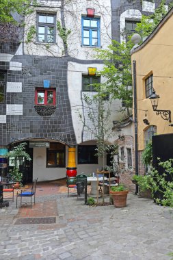 Viyana, Avusturya - 12 Temmuz 2015: Başkent 'te Mimar Hundertwasser' in ünlü Kunst Haus Müzesi Binası.