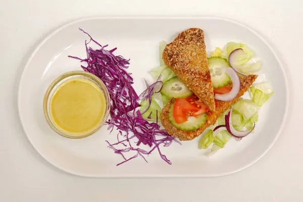 Chicken Wedge Mit Gemüse Und Schüssel Mit Soße Frühstücksgericht Tabletop lizenzfreie Stockfotos