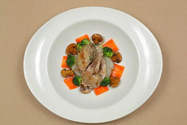 Gegrillte Wachtel Wildvogel Mit Pilzen Und Gemüse Abendessen Serviert Ovalen lizenzfreie Stockbilder