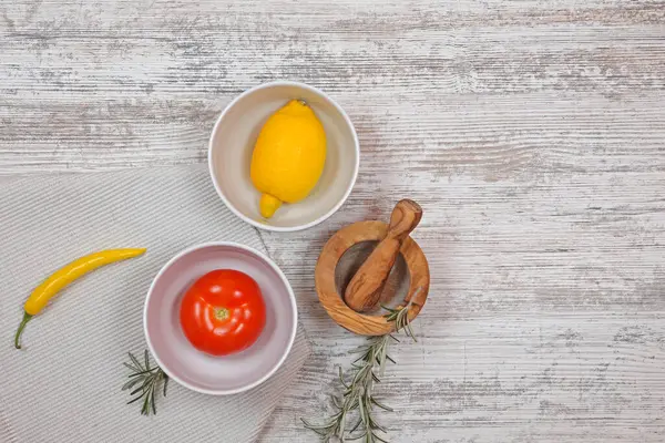 Zitronentomate Gelbe Chilischote Rosmarinzweig Mörser Und Stößel Food Theme Tabletop Stockbild