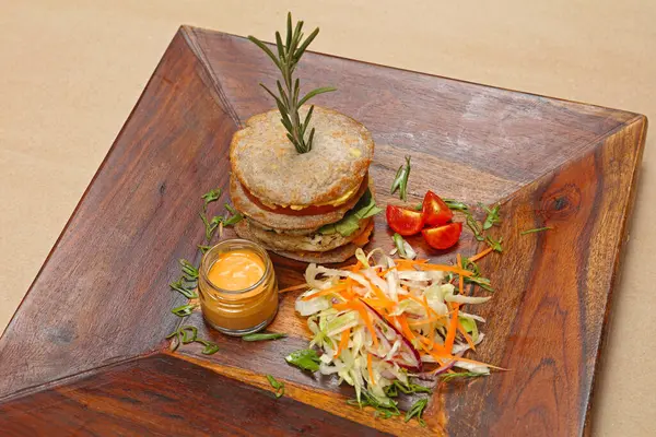 Hambúrguer Vegan Com Salada Saudável Molho Servido Bandeja Madeira Imagem De Stock