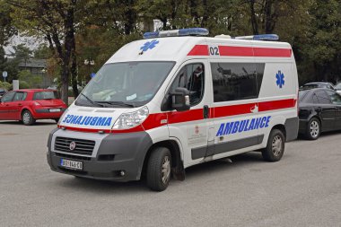 Belgrad, Sırbistan - 08 Ekim 2015: Van Ems Ambulans Servisi Fiat Ducato Başkent Caddesi 'nde.