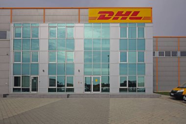 Simanovci, Sırbistan - 15 Ekim 2015: Dhl Ulaştırma Şirketi İş ve Dağıtım Deposu Binası.