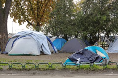 Belgrad, Sırbistan - 14 Ekim 2015: Başkentteki Park 'ta Suriyeli Mülteciler ve Göçmenlerle Çadırlar.