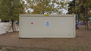 Belgrad, Sırbistan - 30 Eylül 2015: Birleşmiş Milletler Başkentteki Park 'taki Suriyeli Mülteciler ve Göçmenler için UNHCR Konteynırı.