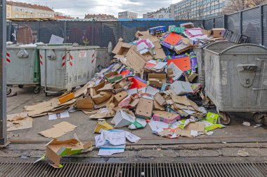 Belgrad, Sırbistan - 25 Şubat 2024: Başkentteki Çiftçi Pazarı 'ndaki Karton Karton Kağıt Geri Dönüşüm Tesisi.