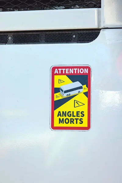 トラック トレーラーの道路交通の強制的な警告のステッカーの注意の角度のモーツの盲目スポット ロイヤリティフリーのストック写真