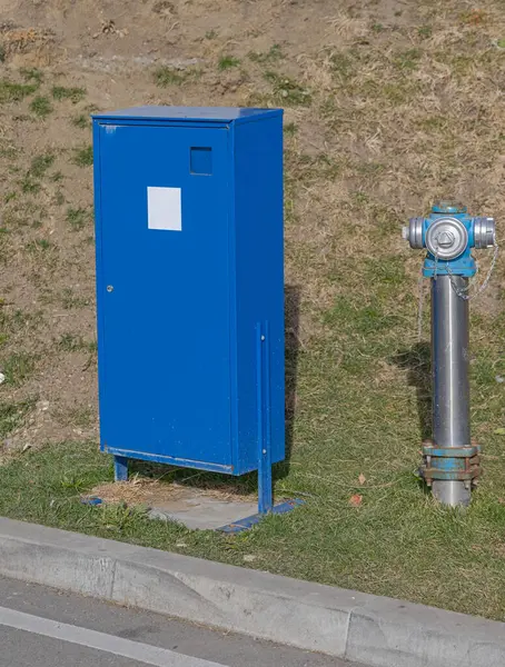 Wasserhydrantenrohr Und Feuerwehrausrüstung Blue Box Stockbild