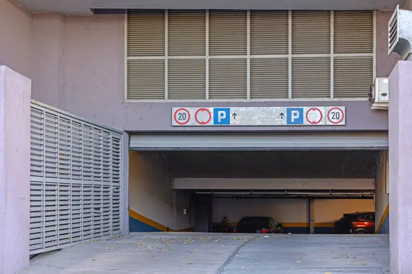Entrada Para Estacionamento Subterrâneo Sinais Trânsito Garagem Fotografias De Stock Royalty-Free