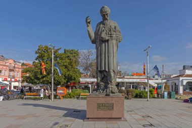 Ohri, Kuzey Makedonya - 23 Ekim 2023: Güneşli Sonbahar Günü Şehir Parkı 'ndaki Aziz Clement Anıtı Bronz Heykeli.