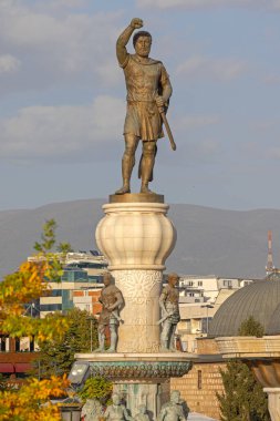 Üsküp, Kuzey Makedonya - 23 Ekim 2023: Makedonya 'dan II. Philip Anıtı ve Çeşme Tarihi Tarihi Eserleri Sonbahar Öğleden Sonra Anıtı.