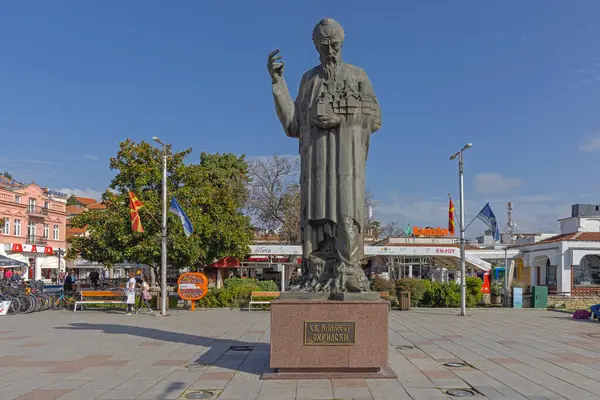 Ohri, Kuzey Makedonya - 23 Ekim 2023: Güneşli Sonbahar Günü Şehir Parkı 'ndaki Aziz Clement Anıtı Bronz Heykeli.