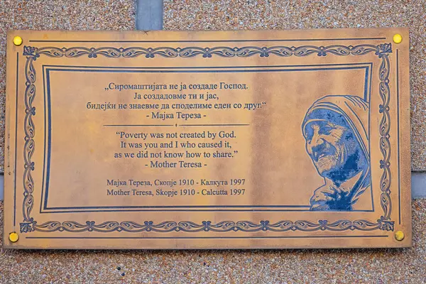 Skopje Nordmakedonien Oktober 2023 Bronzene Gedenktafel Geburtshaus Von Mutter Theresa lizenzfreie Stockbilder