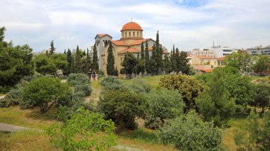 Atina, Yunanistan - 02 Mayıs 2015: Ekklisia Agia Triada Şehir Parkı 'ndaki Kutsal Üçleme Kilisesi.