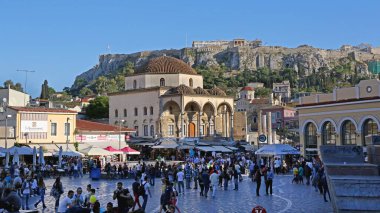 Atina, Yunanistan - 04 Mayıs 2015: Monastiraki Meydanı 'ndaki Kutsal Meryem Kilisesi ve Akropolis Antik Harabeleri UNESCO Dünya Mirası Alanı.