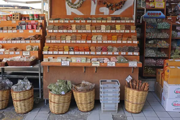 Atina, Yunanistan - 05 Mayıs 2015: Başkentteki Merkez Pazar 'da Bitki ve Baharat Dükkanı.