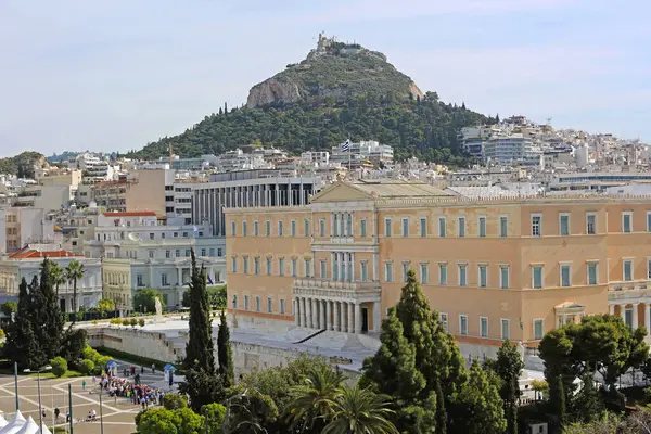 希腊雅典 2015年5月2日 众多游客在希腊议会大楼前观看了在希腊首都中心举行的更换卫兵仪式 免版税图库照片