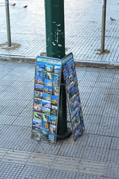 希腊雅典 2015年5月4日 市中心旅游景点前街上的明信片摊位纪念品 图库图片