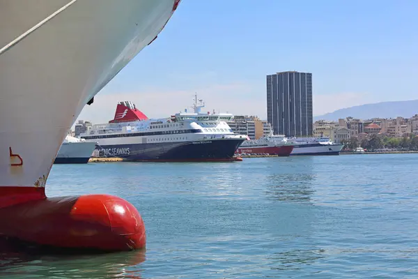 ギリシャのピレウス 2015年5月9日 サニースプリングデーでギリシャ最大の商業港で船舶とフェリーがモーニング ロイヤリティフリーのストック写真