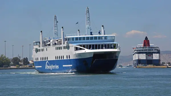 Piraeus Kreikka Toukokuu 2015 Kaksisuuntainen Lautta Alus Nopea Lähestymistapa Satamaan tekijänoikeusvapaita kuvapankkikuvia