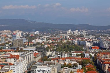Ljubljana, Slovenya - 12 Ekim 2014: Başkentteki Sunny Day Hava Gösterisinde Şehir Merkezi Mimarisi.