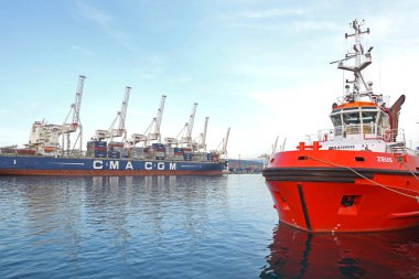 Koper, Slovenya - 14 Ekim 2014: Kargo Limanında Kırmızı Römorkör ve Uzun Konteyner Gemisi Cma Cgm.