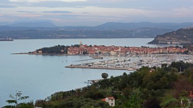 Izola, Slovenya - 14 Ekim 2014: Sahil Kenti ve Adriyatik Denizi Yatları Limanı.