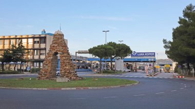 Koper, Slovenya - 14 Ekim 2014: Ticaret Limanı ve Kargo Terminali Lojistik Sistem Merkezi Ana Kapısı.