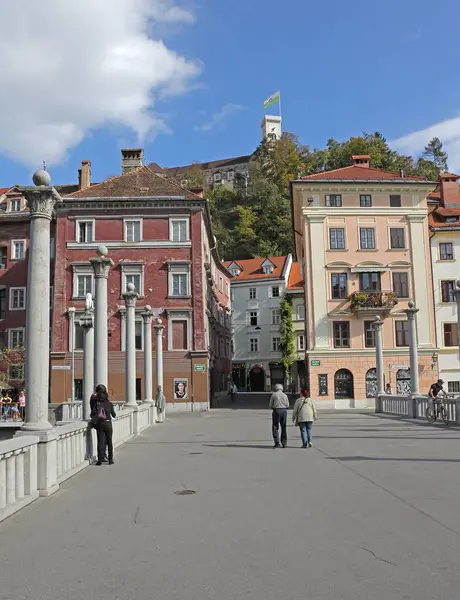 류블랴나 슬로베니아 2014년 10월 12일 수도의 보행자 코블러 다리를 관광객 로열티 프리 스톡 사진